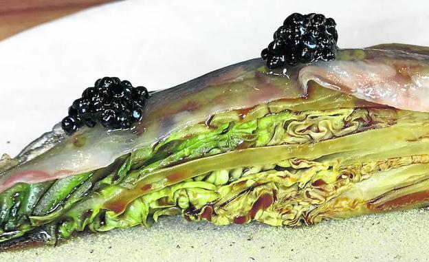 Cogollo encurtido con caviar. 