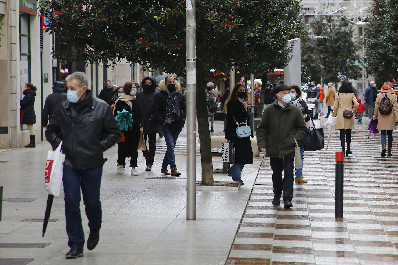 Las tiendas del centro de Santander lamentan que fue una jornada «muy tranquila» en clientes y ventas, pese a la llegada de turistas