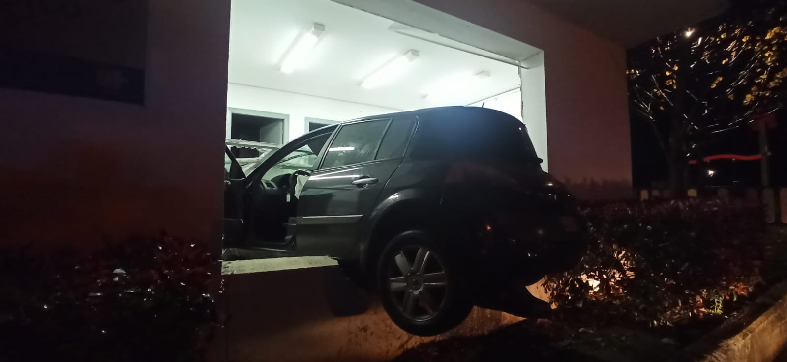 Fotos: Un coche con tres ocupantes sale volando y entra en el consultorio de Cudón