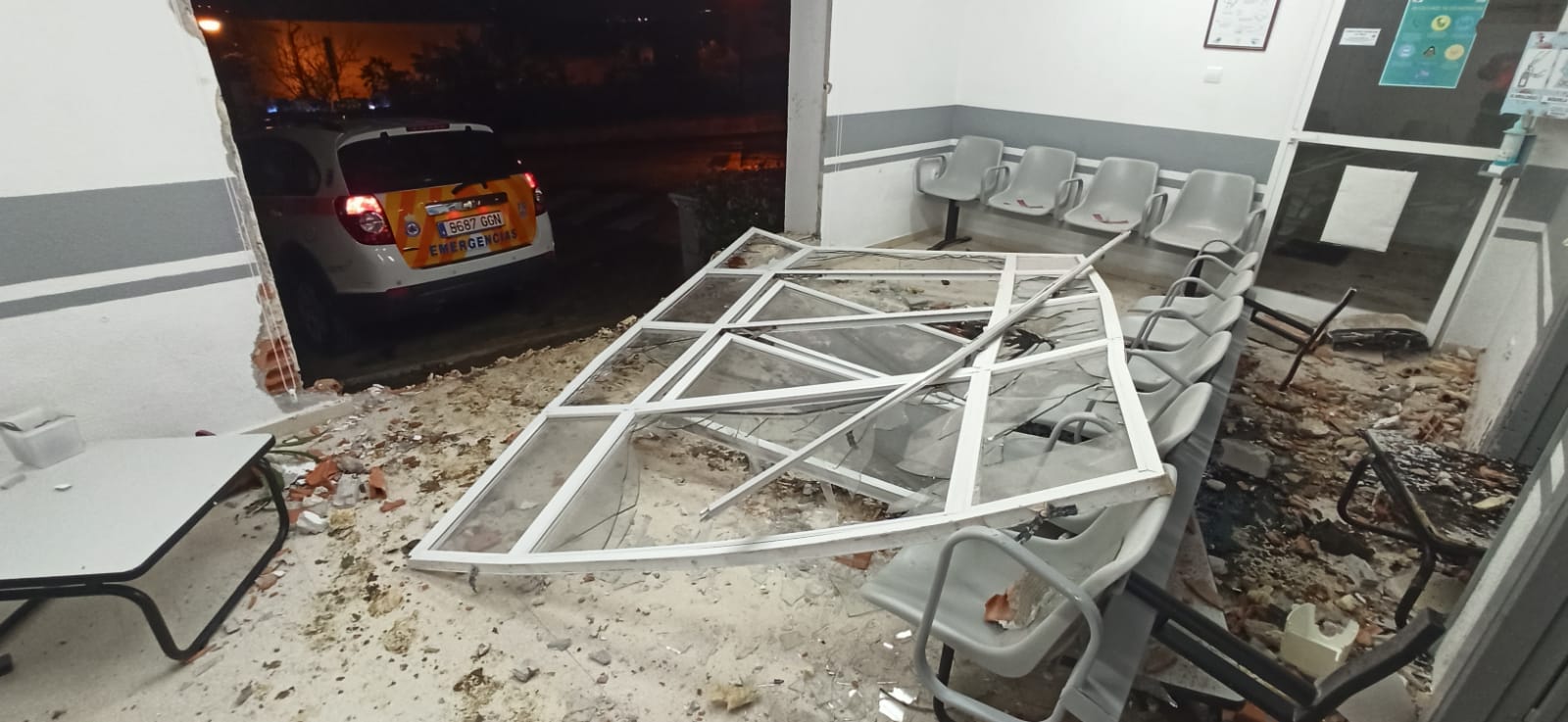 Fotos: Un coche con tres ocupantes sale volando y entra en el consultorio de Cudón