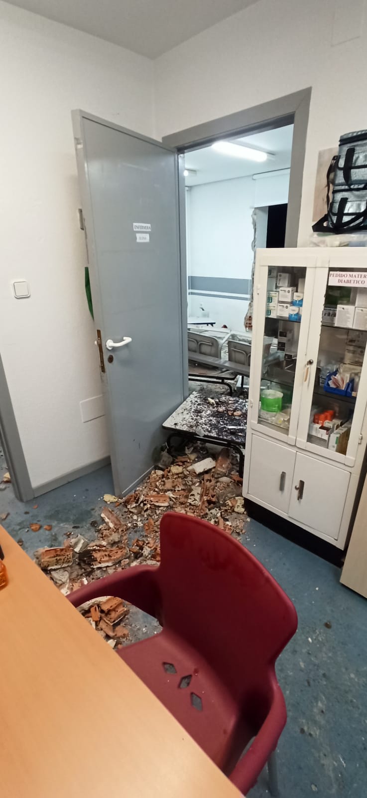 Fotos: Un coche con tres ocupantes sale volando y entra en el consultorio de Cudón