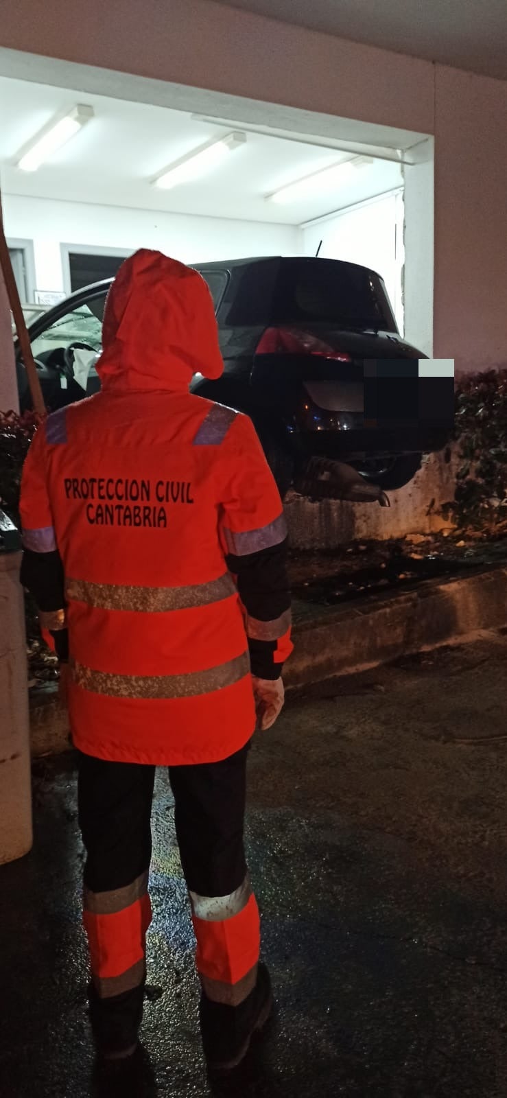 Fotos: Un coche con tres ocupantes sale volando y entra en el consultorio de Cudón