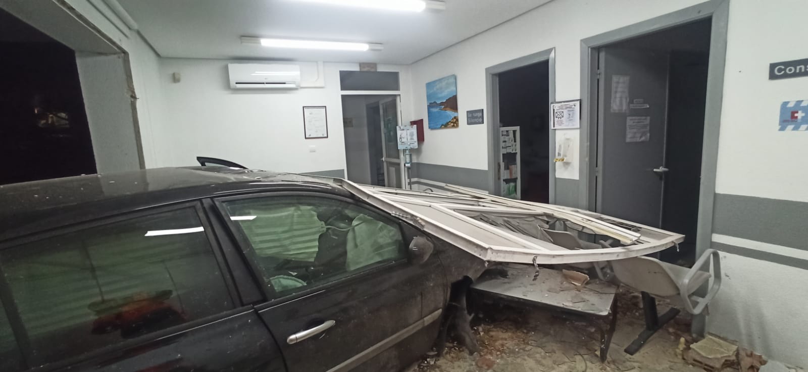 Fotos: Un coche con tres ocupantes sale volando y entra en el consultorio de Cudón