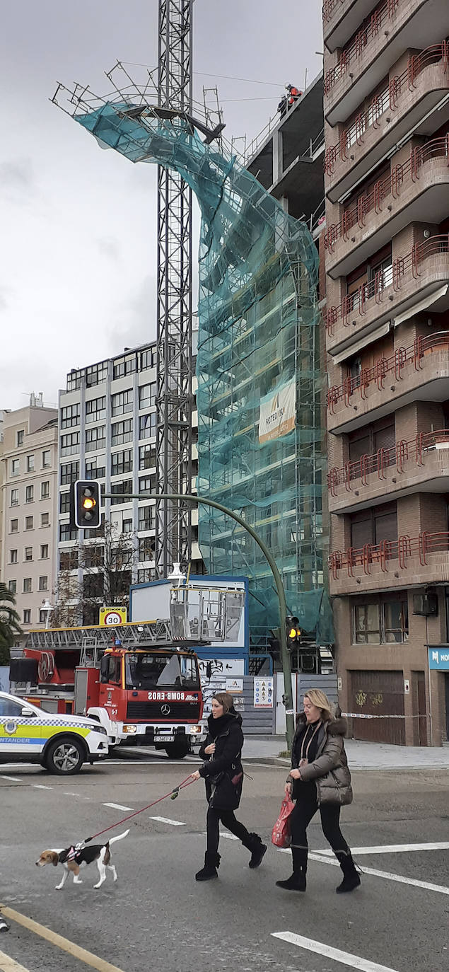 Las fuertes rachas de viento –Santander marcó la tercera máxima regional, con 93 kilómetros por hora– a punto estuvieron de derribar el andamio de la fachada principal del número 22 de la calle Reina Victoria. Hasta el lugar se desplazaron los bomberos tras recibir el aviso del servicio de emergencias del 112.