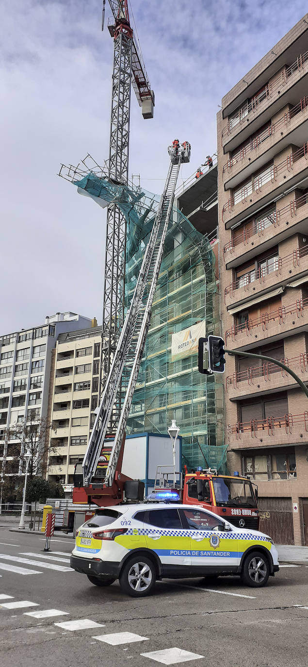 Las fuertes rachas de viento –Santander marcó la tercera máxima regional, con 93 kilómetros por hora– a punto estuvieron de derribar el andamio de la fachada principal del número 22 de la calle Reina Victoria. Hasta el lugar se desplazaron los bomberos tras recibir el aviso del servicio de emergencias del 112.