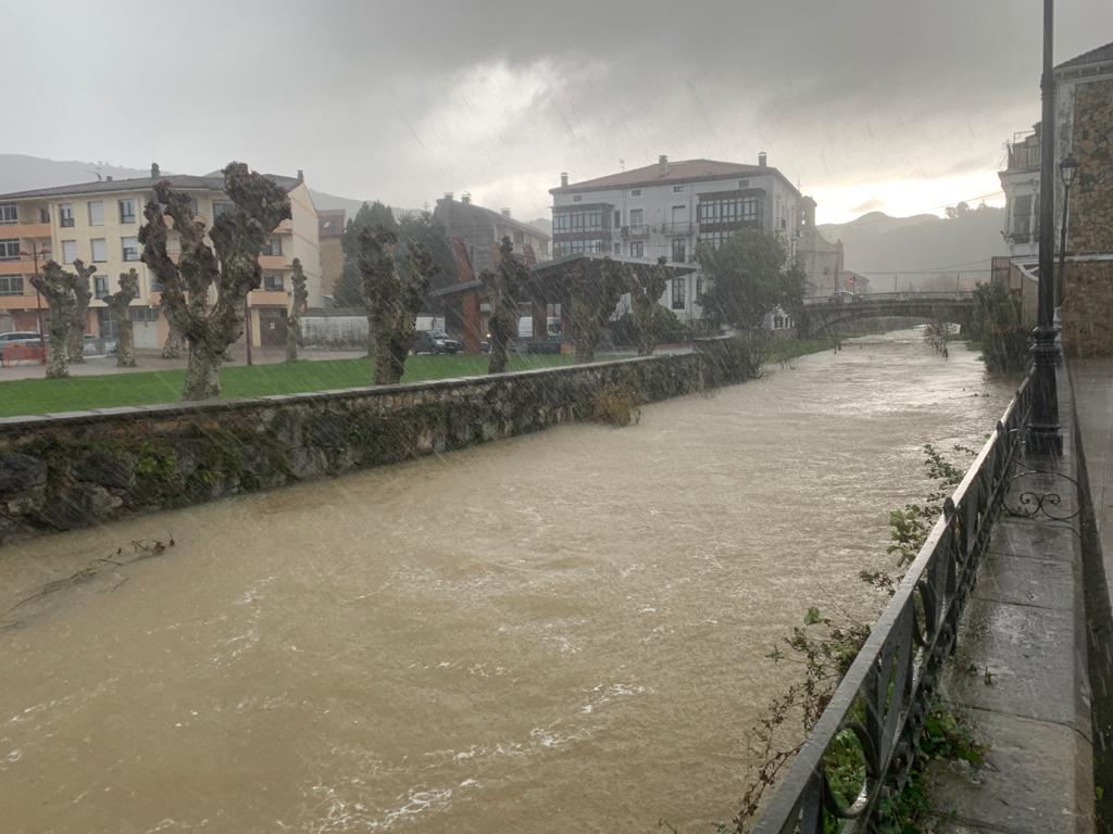 Así bajaba el río Aguanaz a su paso por el municipio de Ribamontán al Monte.