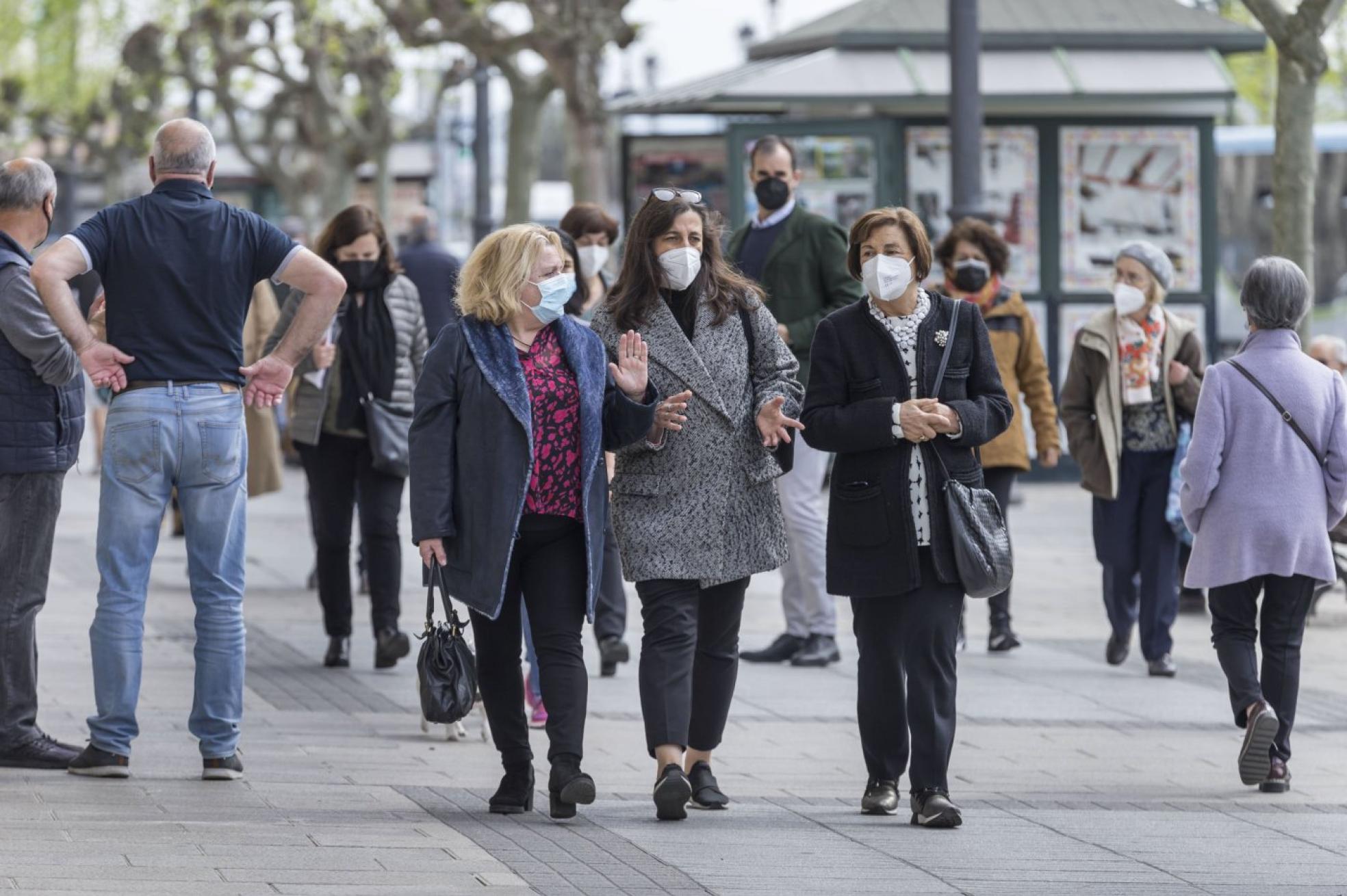 Tres mujeres, con mascarillas, caminan por las calles de Santander.