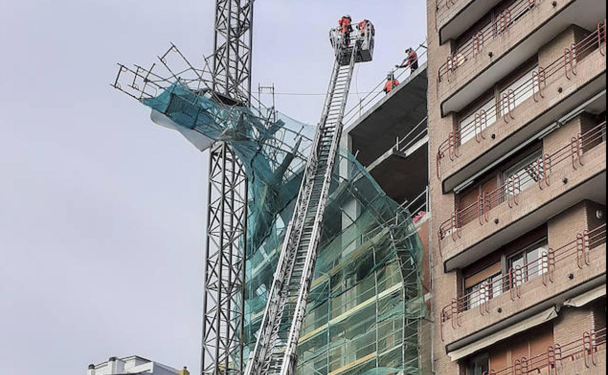 El viento desprende un andamio en Reina Victoria.