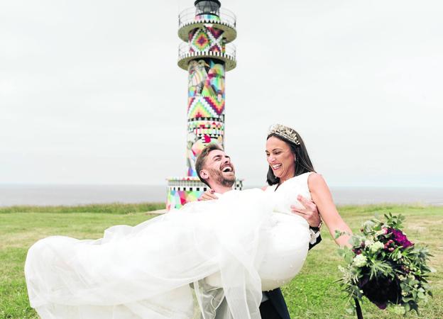 Paula Gutiérrez y Borja Gutiérrez se casaron en Ajo el pasado 11 de junio. Recuerdan que «tras varios cambios de fechas por el covid decidimos celebrar una boda íntima. Llegar a la iglesia y ver que nuestra familia estaba junto a nuestros amigos más cercanos sin esperarlo fue realmente mágico».