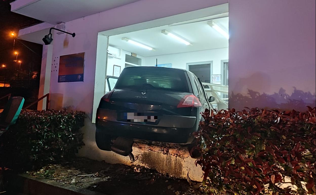 El coche se quedó colgando del muro del ventanal del consultorio.