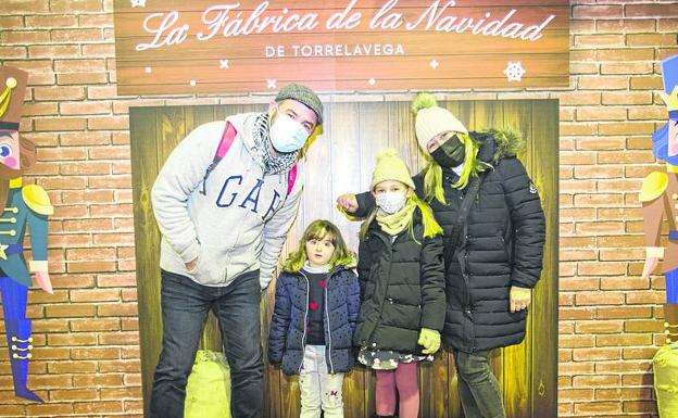 En familia. Padres e hijas se fotografían a la entrada del montaje. 