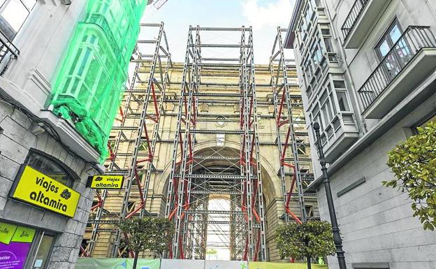 Vista del arco desde la calle Marcelino Sanz de Sautuola. Su futuro acristalamiento parcial y paso entre edificios ha sido objeto de polémica.