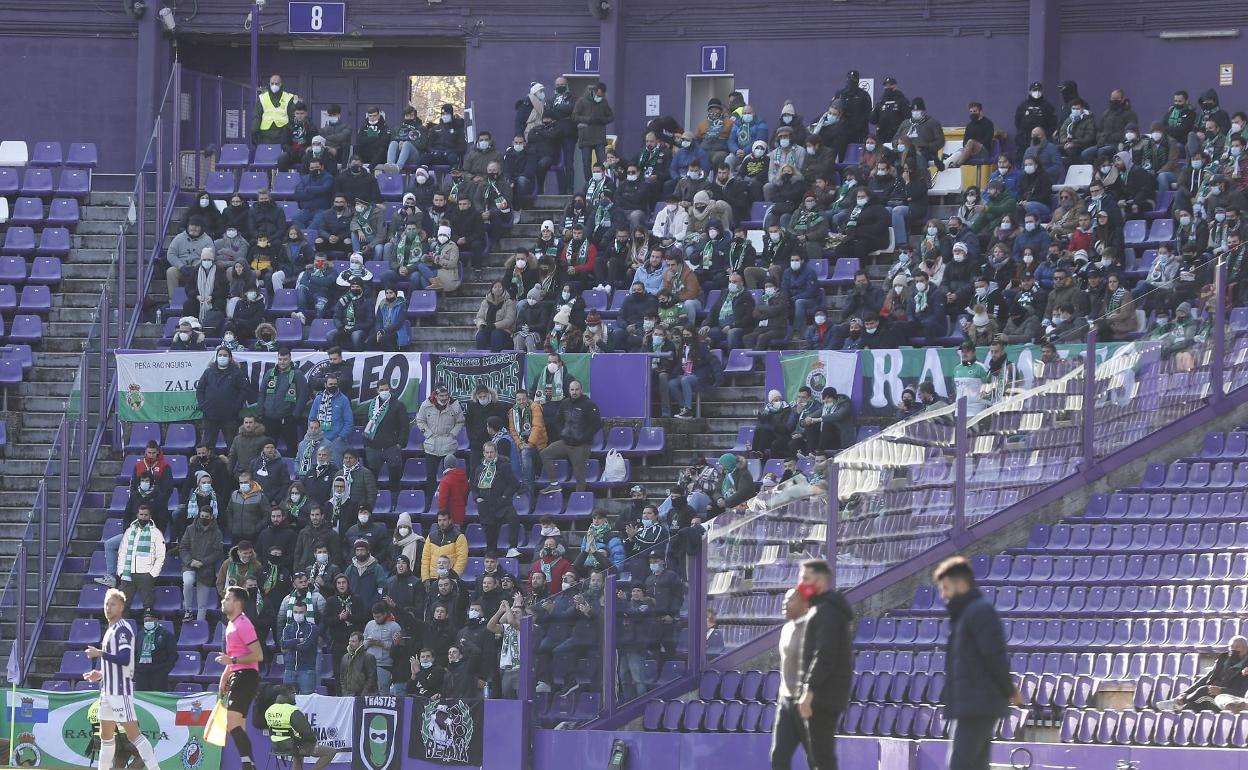 Los aficionados racinguistas se colocaron en una esquina del estadio. 