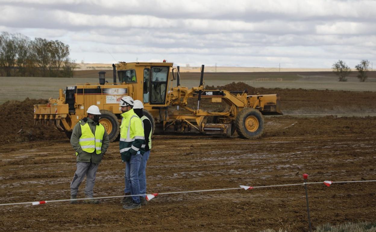 Tres operarios, el pasado noviembre en el inicio de las obras de los tramos de Palencia a Osorno.