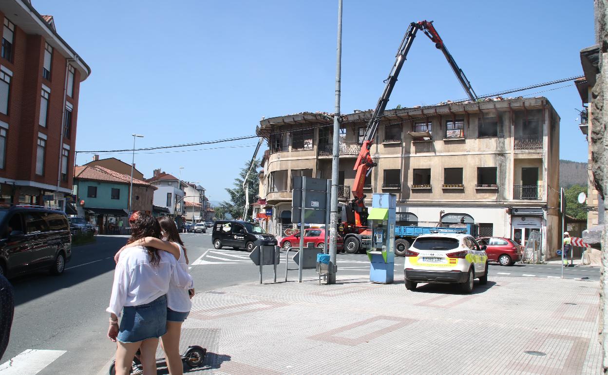 Fotografía del cruce en el que se podría habilitar la glorieta y el edificio que fueelminado 