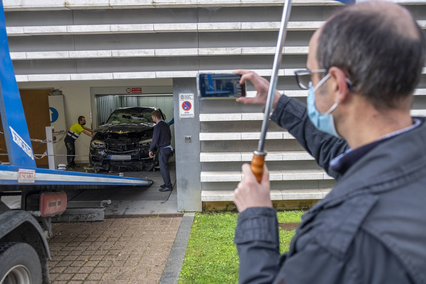 Un coche se desploma al vacío por el hueco del elevador de vehículos e impacta sobre el propio ascensor que, en una planta inferior, cargaba en ese momento con otro turismo