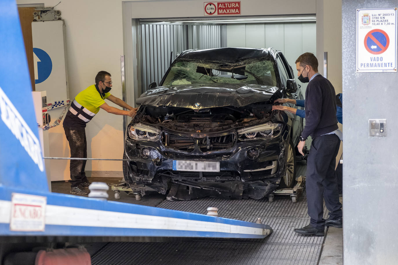 Un coche se desploma al vacío por el hueco del elevador de vehículos e impacta sobre el propio ascensor que, en una planta inferior, cargaba en ese momento con otro turismo