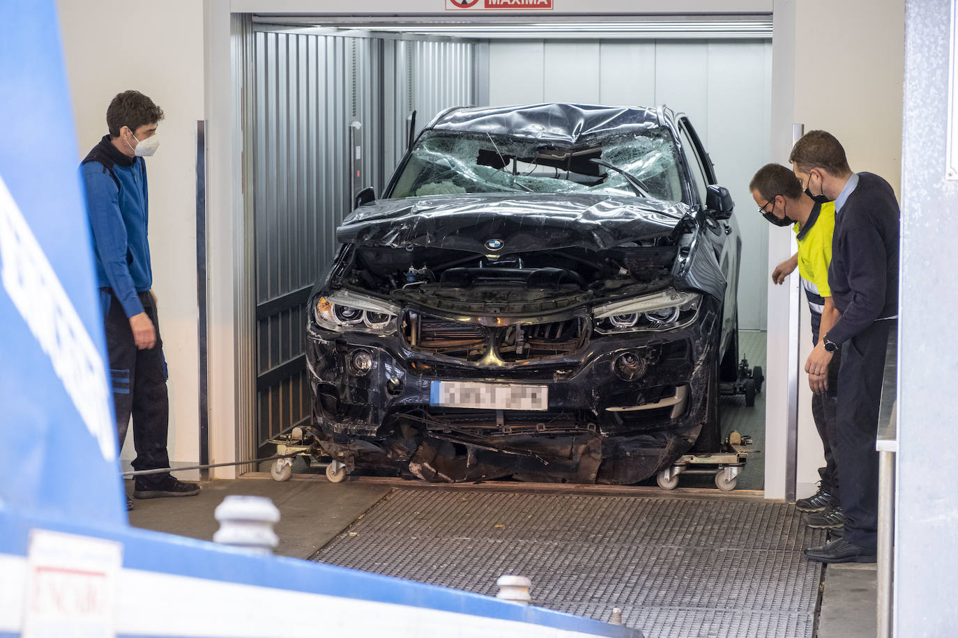 Un coche se desploma al vacío por el hueco del elevador de vehículos e impacta sobre el propio ascensor que, en una planta inferior, cargaba en ese momento con otro turismo