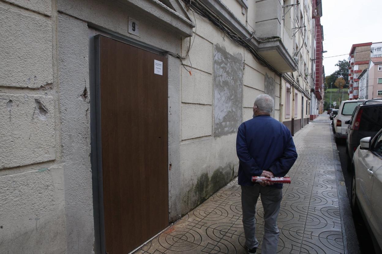 La Sareb, propietaria del inmueble, ha cerrado el portal con una puerta blindada tras el reciente incendio en un piso.