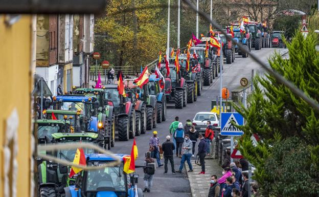 En la imagen, entre los tractores, la autocaravana que acampará frente a la fábrica hasta el día 21 