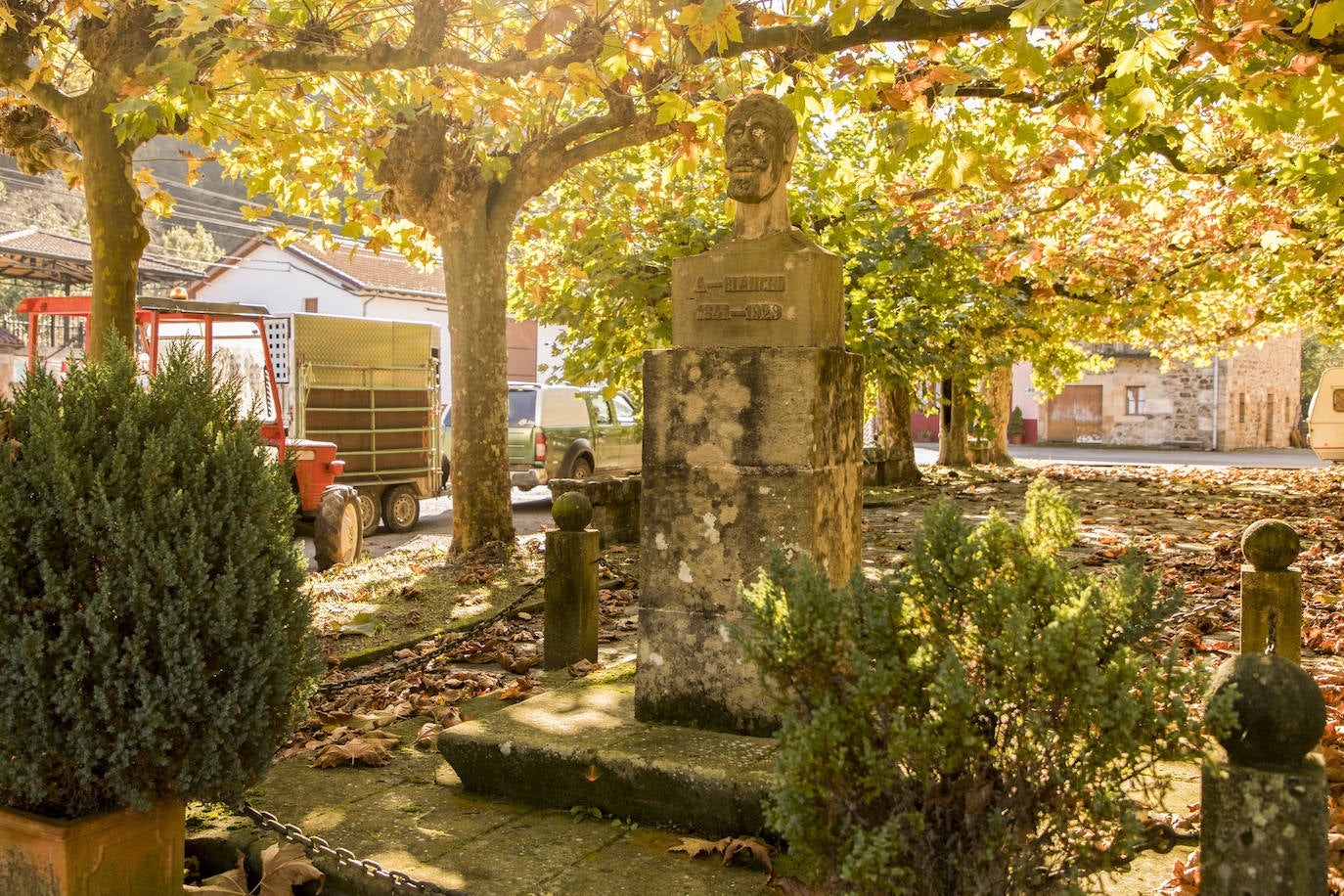 Estatua en honor del pintor Agustín Riancho en la plaza de Entrambasmestas.