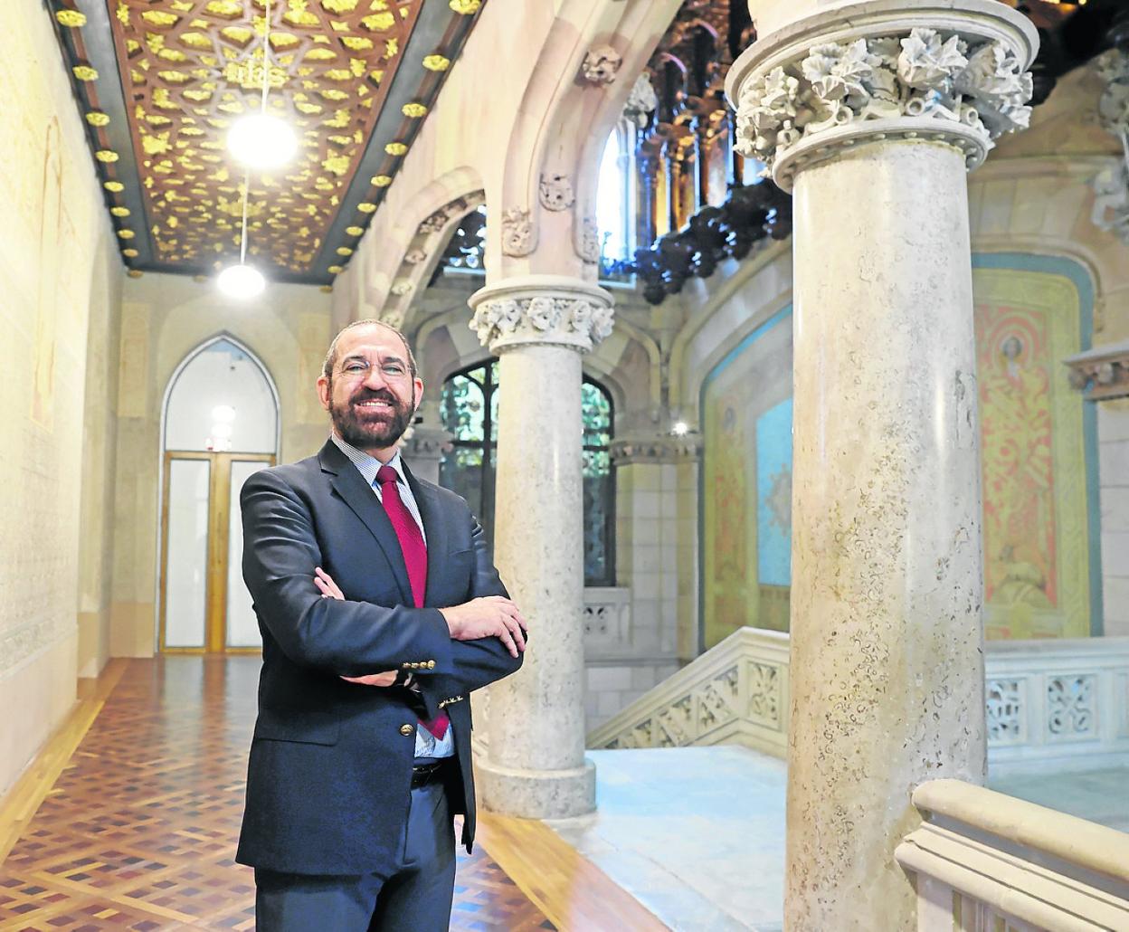 José Escamilla, en una de las escaleras principales del edificio de la Pontificia de Comillas. 