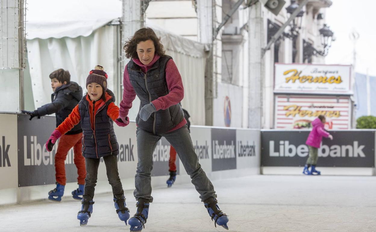 Patinadores disfrutando de la instalación santanderina.