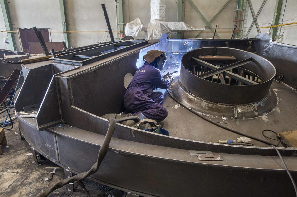 Un empleado de Degima, en Maliaño, trabaja en la base de una plataforma eólica marina, en 2019. 