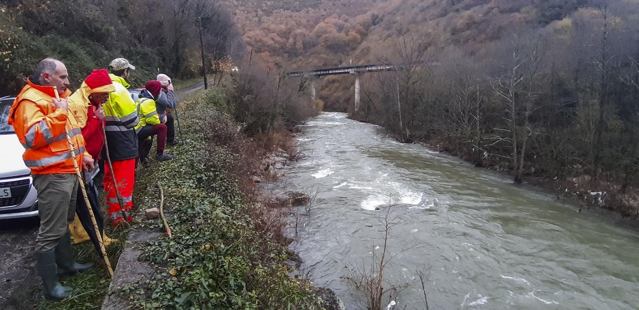 Un grupo de voluntarios rastrea un tramo del río Besaya, junto a la antigua Nacional 611. 