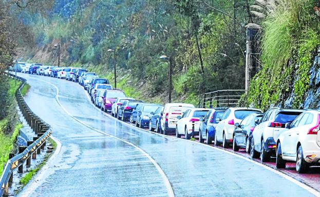 Muchos vecinos utilizan la zona peatonal de la subida a la Bien Aparecida para aparcar sus coches por temor a las riadas que pudieran afectar al casco urbano de Ampuero.