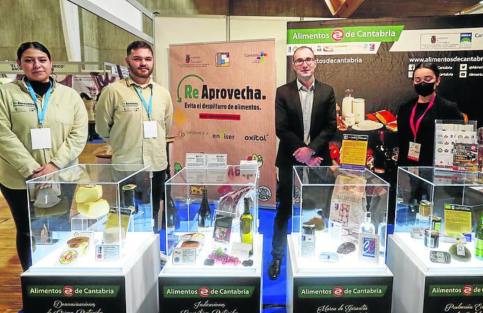 El Gobierno de Cantabria, a través de la Consejería de Desarrollo Rural, Ganadería, Pesca, Alimentación y Medio Ambiente por MARE, está presente en la Feria para promocionar la campaña Re-Aprovecha contra el despilfarro y los Alimentos de Cantabria con la Odeca. 