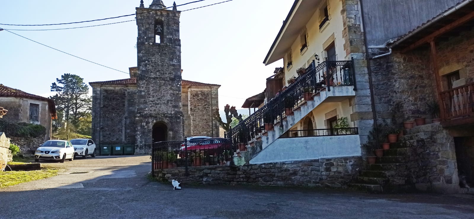 Plaza de San Andrés de Luena e Iglesia. 