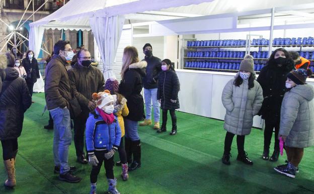 Imagen principal - Un espectáculo de campeones para estrenar la pista de hielo de Santander