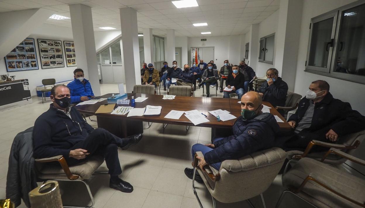 Los miembros de la Apebol, en las oficinas de la Mateo Grijuela. 