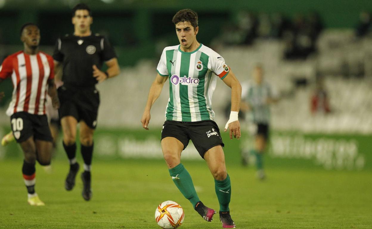 Íñigo Sainz-Maza, durante el partido que el Racing disputó ante el Bilbao Athletic en El Sardinero. 