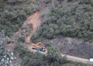 Imagen secundaria 1 - El temporal provoca dos grandes argayos en Molledo y Los Llanos