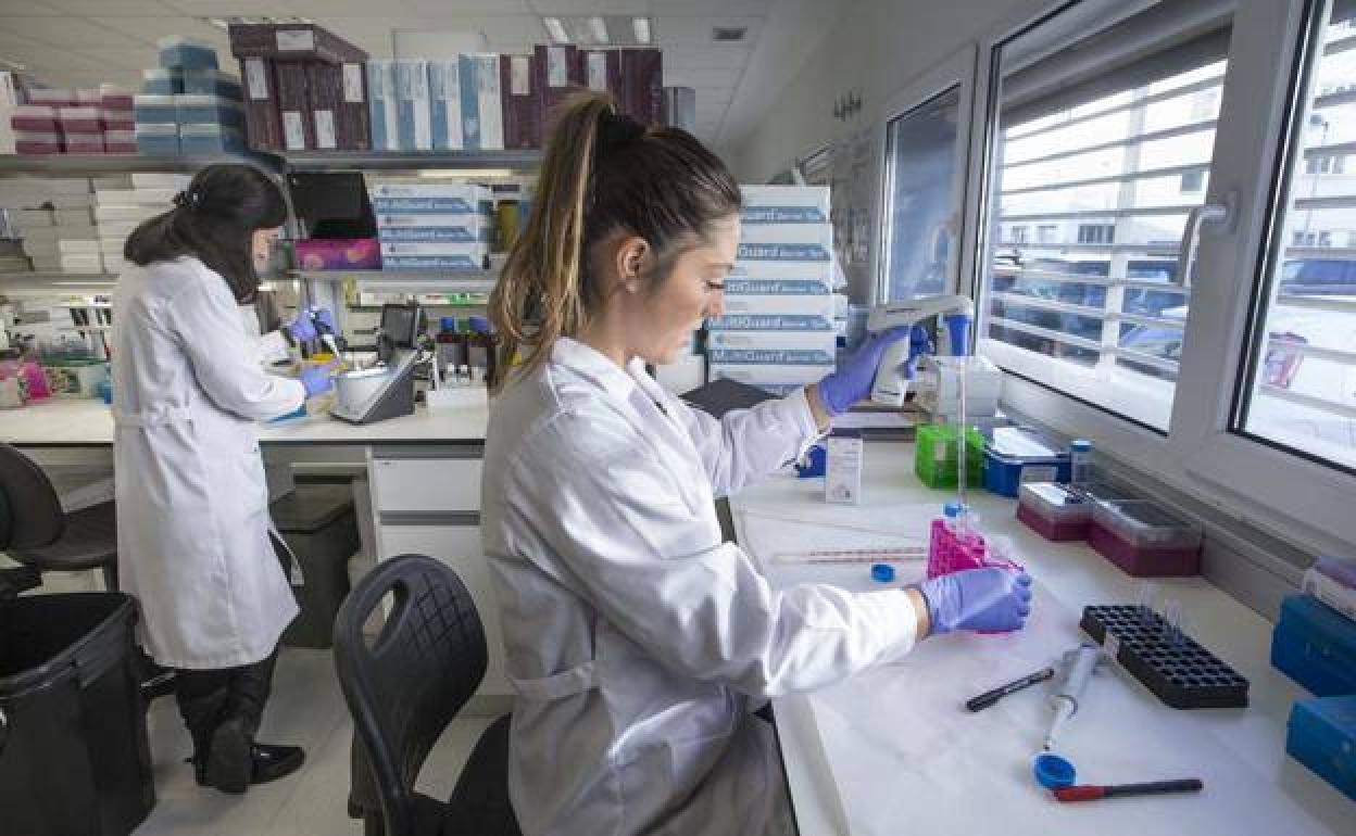 Foto de archivo. Dos investigadores trabajando en el Idival.