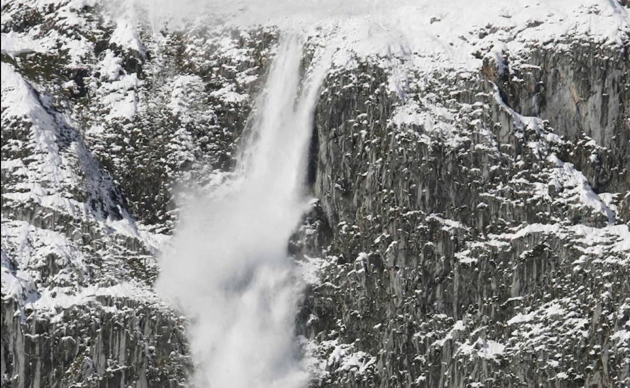 Imagen de archivo de un desprendimiento de nieve en Fuente Dé.