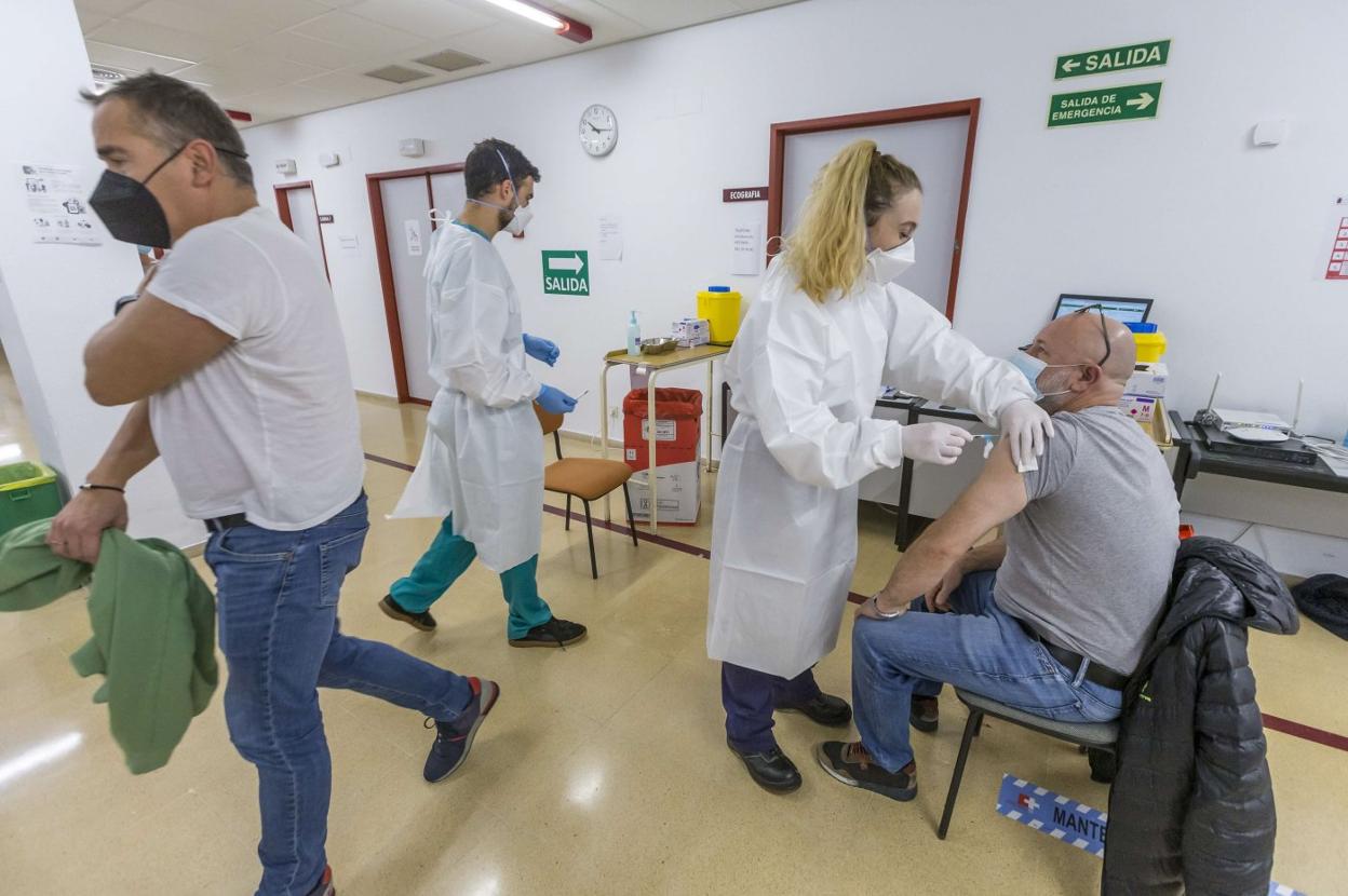 Una sanitaria del Hospital de Liencres inyecta la dosis de refuerzo a una persona vacunada con Janssen. 