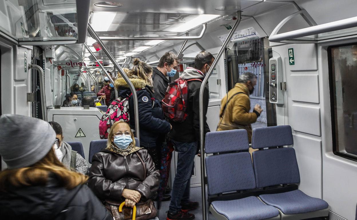 Pasajeros en el tren de la línea entre Cabezón de la Sal y Santander del pasado jueves a primera hora.