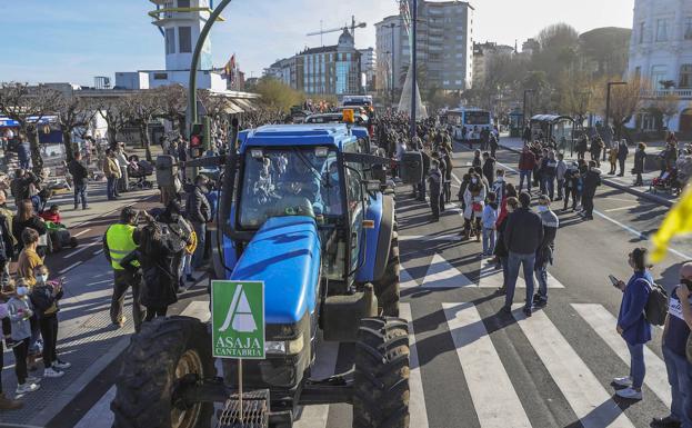 Galería. La tractorada, a su paso por El Sardinero. 