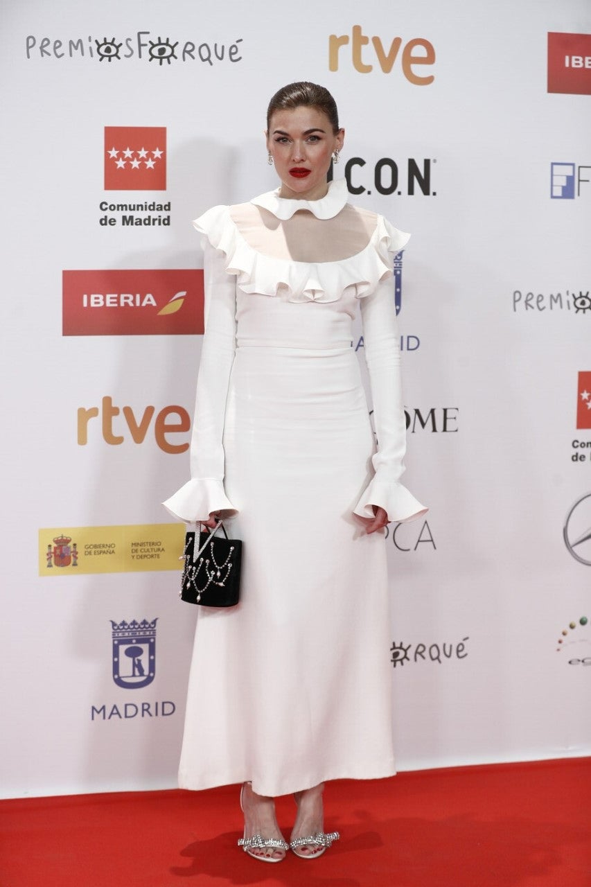 La actriz Marta Nieto estaba impecable con este vestido de Giambattista Valli. Un vestido ceñido, largo, y muy sofisticado. Completó el look con un bolso de mano de Roger Vivier y sandalias joya de Jimmy Choo. 