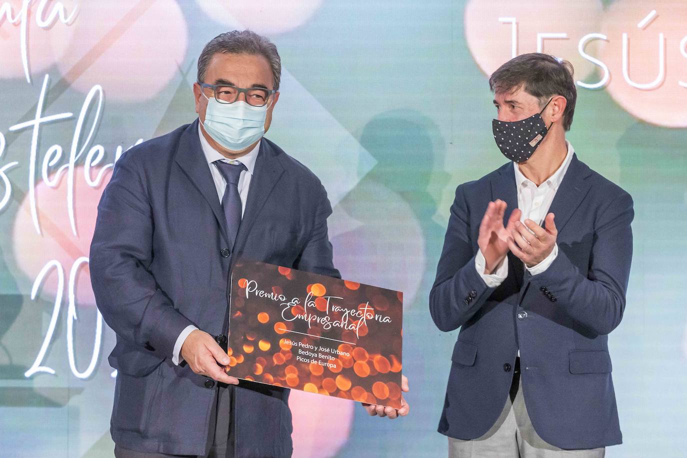 Jesús Pedro Bedoya Benito, de la cafetería Picos de Europa, recibe el premio a la trayectoria empresarial. 