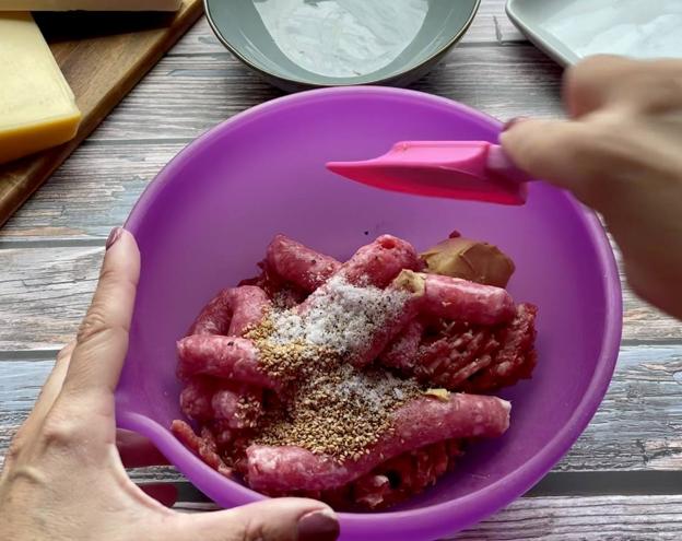 Mezcla la carne picada con la carne de las salchichas y el resto de ingredientes.