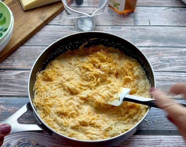 Calienta la cerveza con la leche evaporada o la nata y añade los quesos.