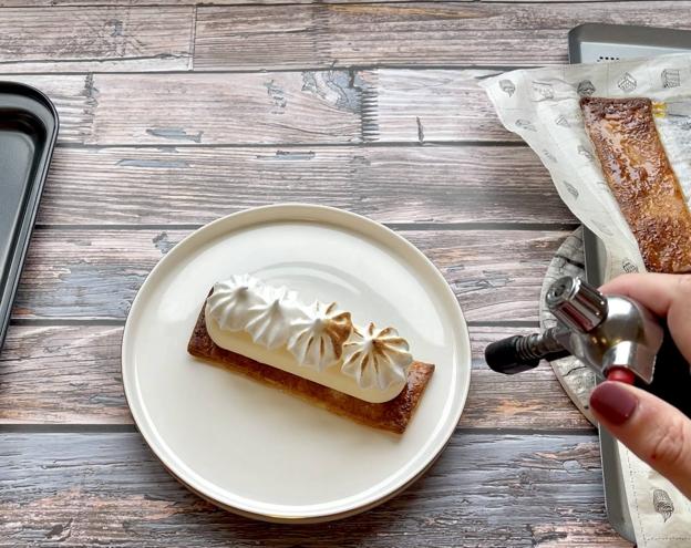 Decora la mousse con el merengue y tuéstalo con un soplete.