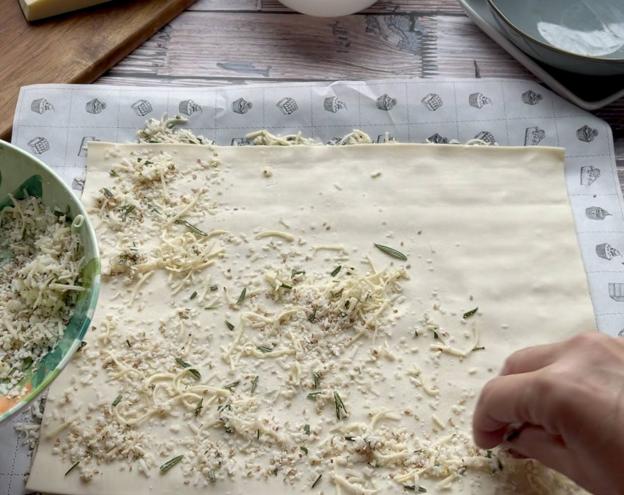 Extiende la lámina de hojaldre sobre el queso, y reparte el resto de queso por encima.