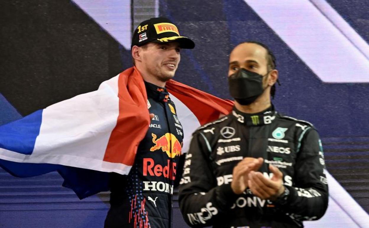 Max Verstappen recibe los aplausos de Lewis Hamilton tras proclamarse campeón del mundo. 