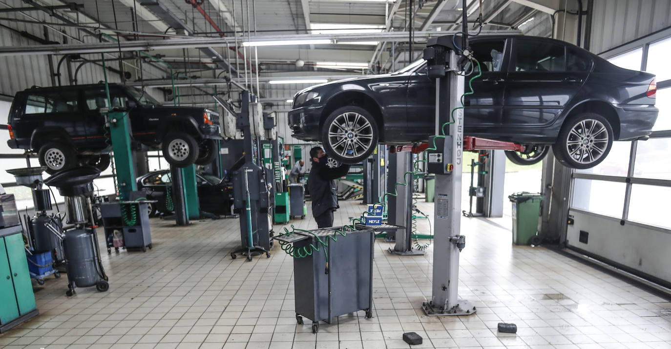 Una patrulla realiza una inspección de residuos en una taller de automovil, Fauvert, en el Alisal.