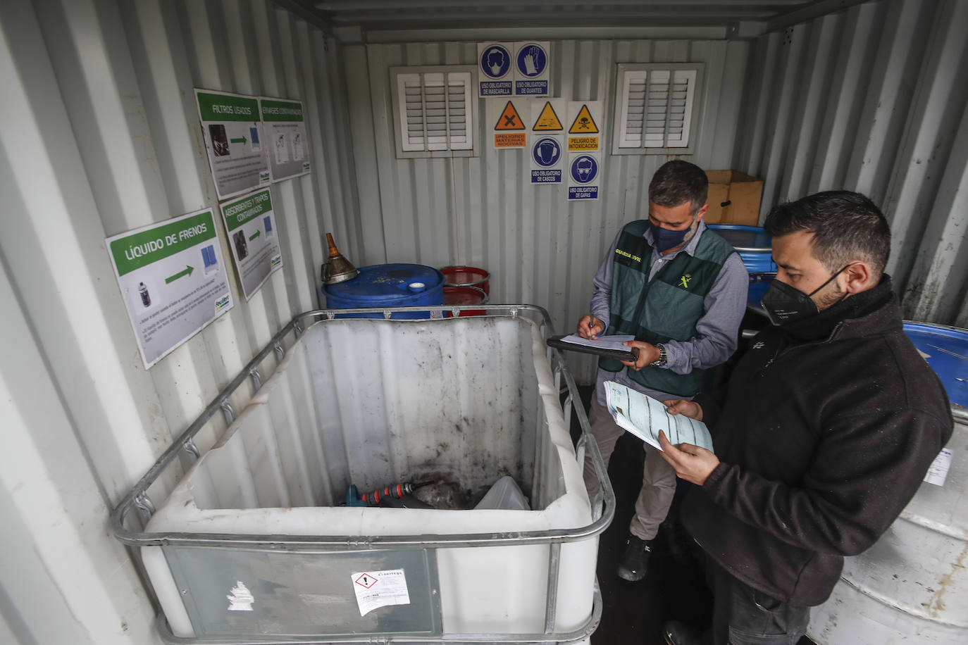 Una patrulla realiza una inspección de residuos en una taller de automovil, Fauvert, en el Alisal.